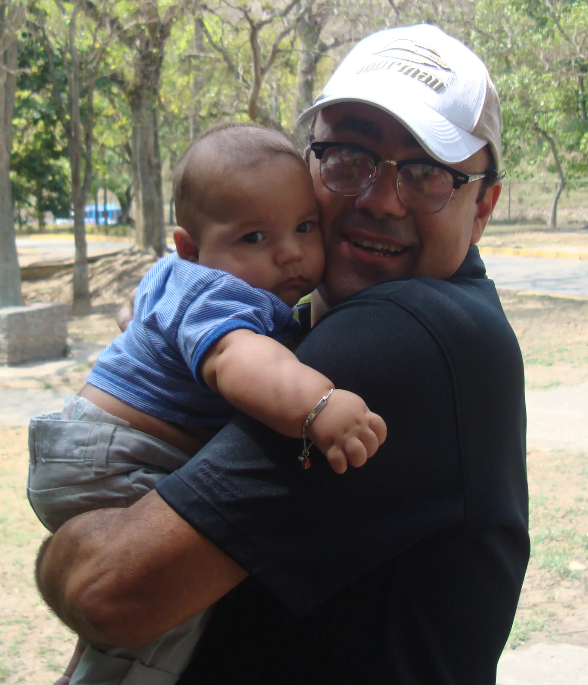 Tony cargando a su sobrino